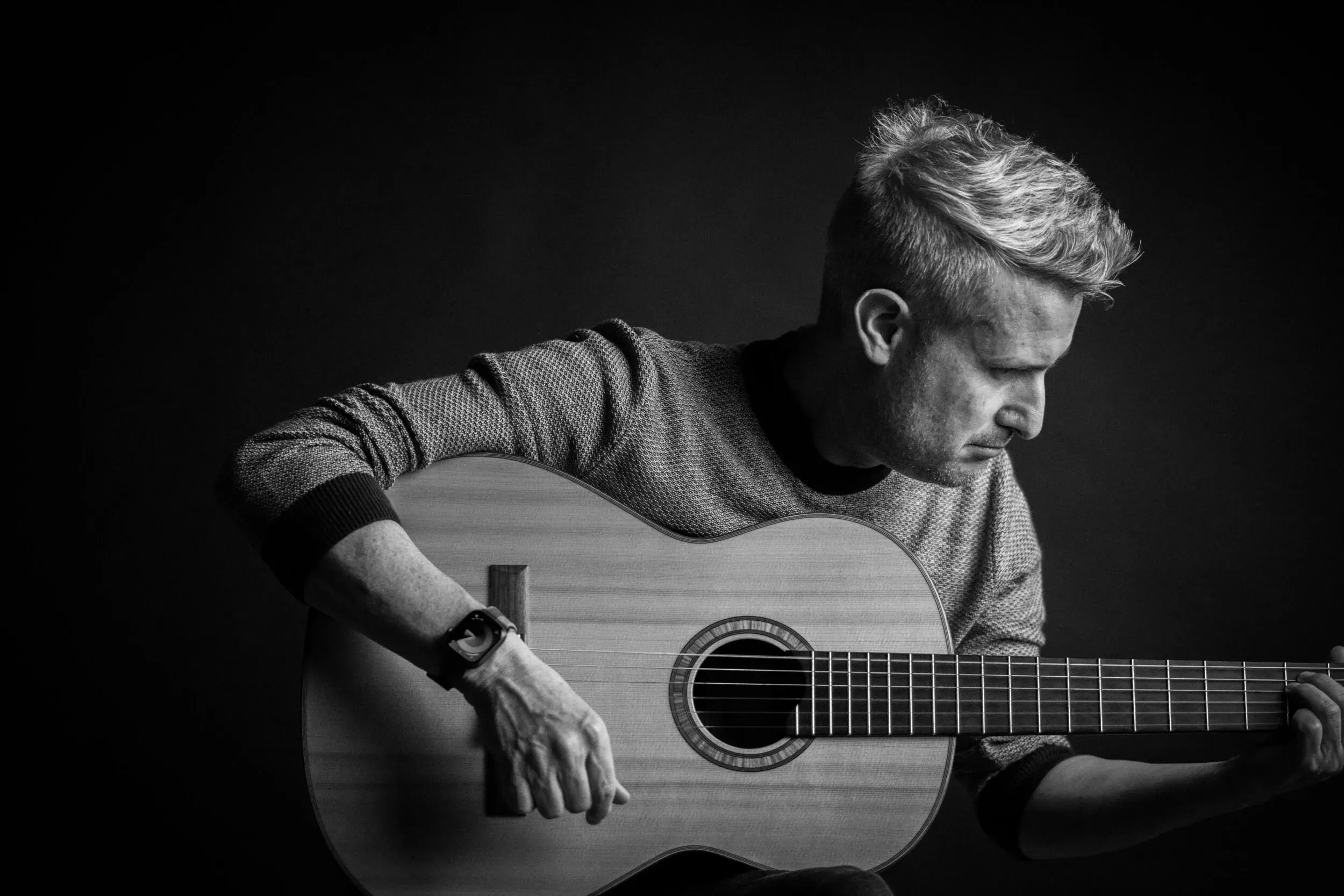 Stefan Ruf playing acoustic guitar