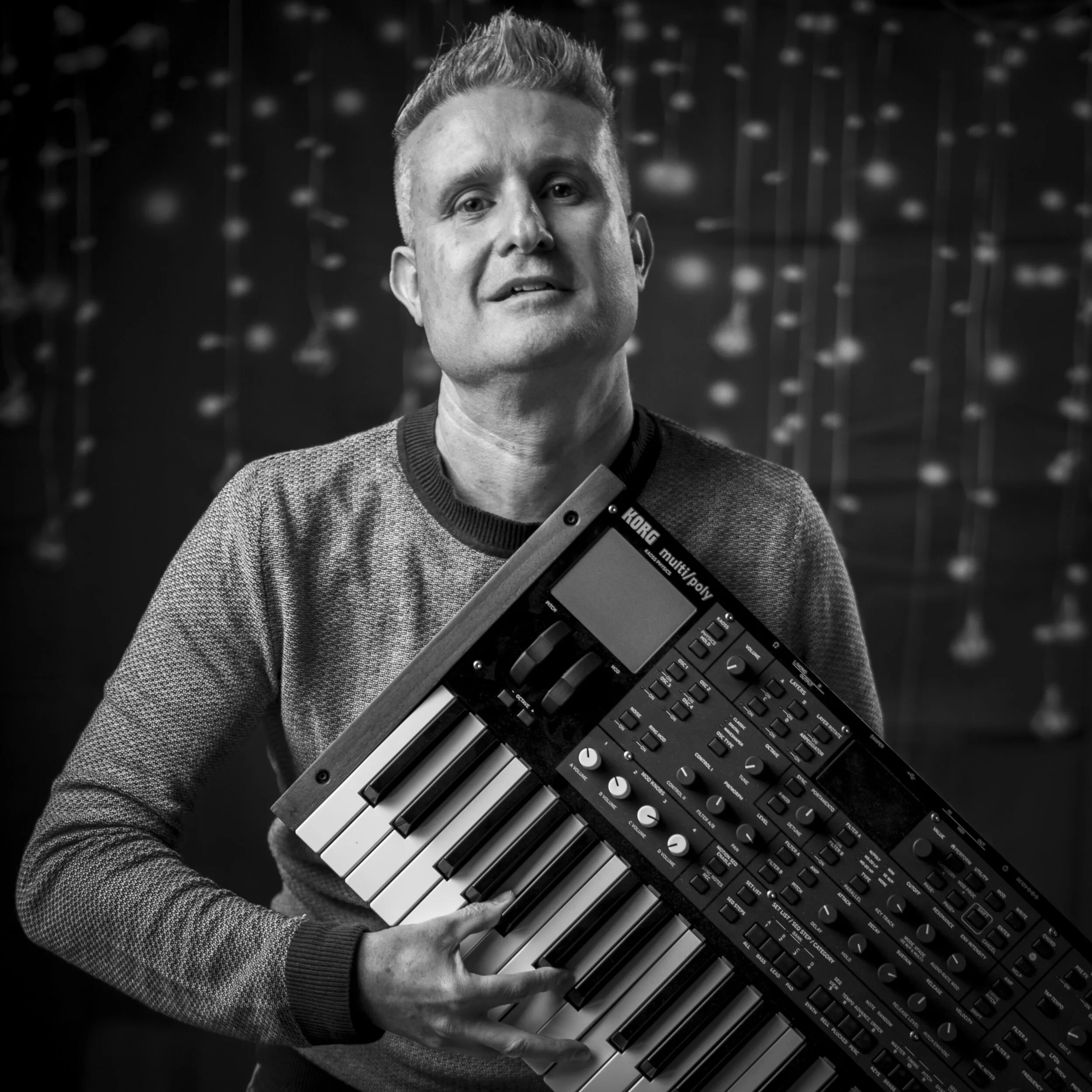 Stefan Ruf mit einem Synthesizer für Estana Music