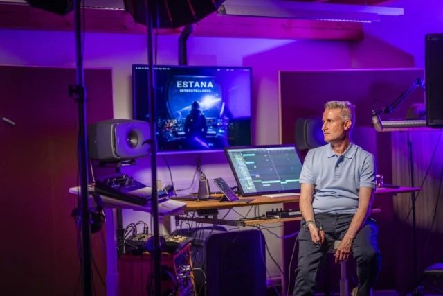 Stefan Ruf arbeitet im Musikstudio