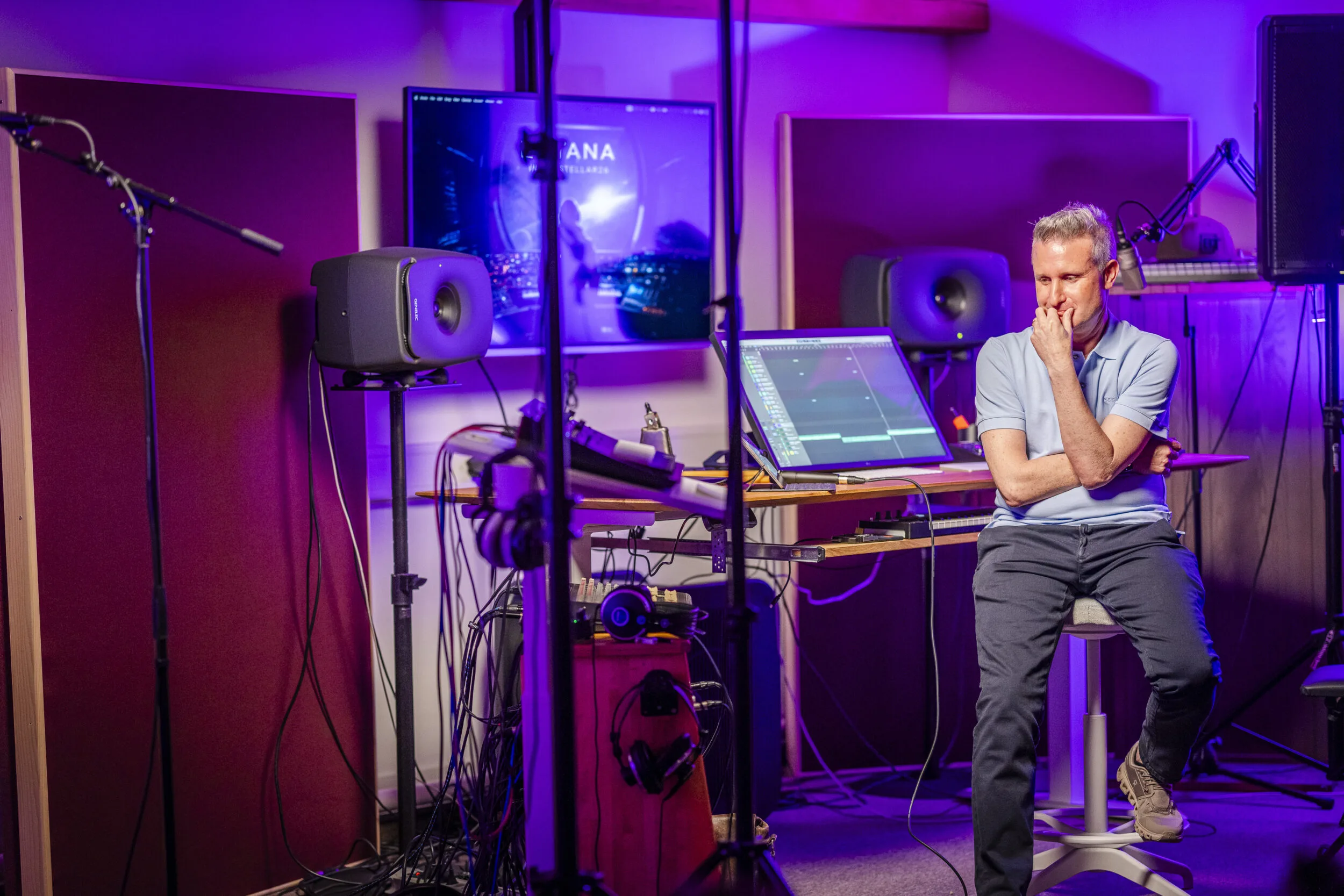 Stefan Ruf im Studio zwischen Lautsprechern, Mikrofonen und Bildschirmen, nachdenklich