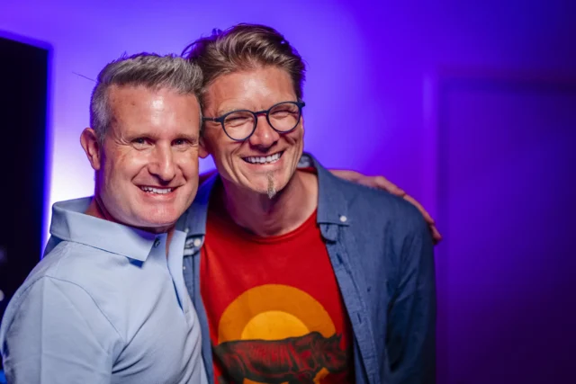 Stefan Ruf und ein Gast im beleuchteten Studio