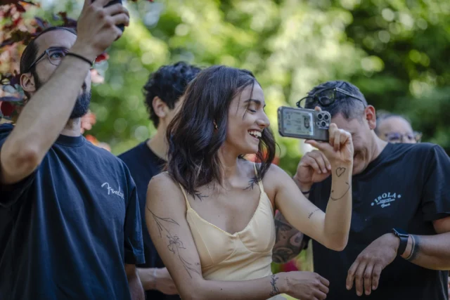 Ein Gast fotografiert an einem Anlass im Freien