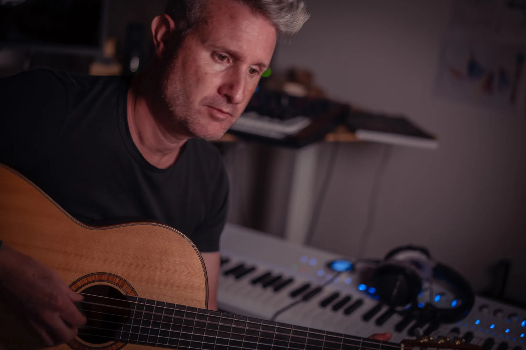 Stefan Ruf spielt Gitarre zwischen analogen Instrumenten und digitalem Studioequipment