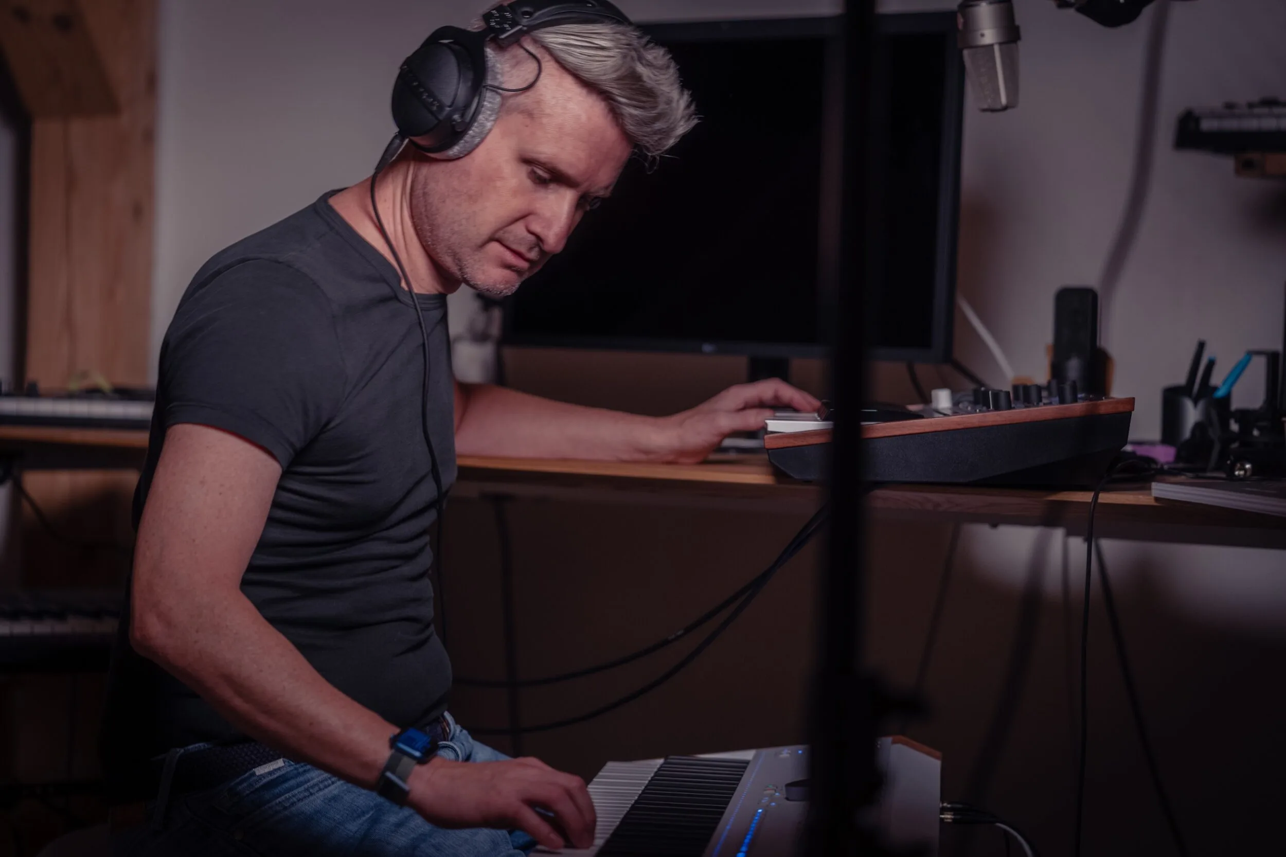 Stefan Ruf arbeitet konzentriert an einem Keyboard im Studio